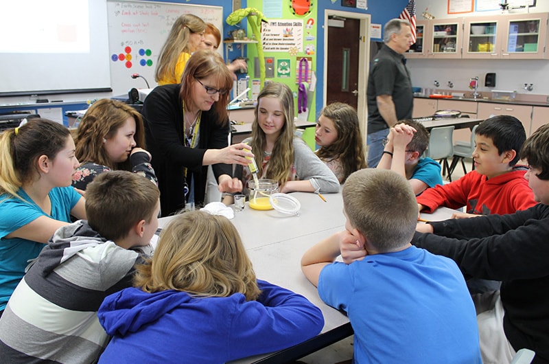 Toray Group employee shares a learning experience to the classroom