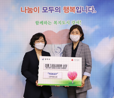 Kim (left) and the Living and Welfare Bureau Chief of the Gangseo-gu Office (right) at the donation ceremony