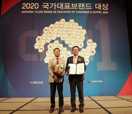 Park (right) and Vice President cum SB Business Department General Manager Kim Seongyeop (left) at the ceremony