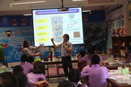 Sanpob Phormpui, Manager of Quality Assurance Section, teaching the class