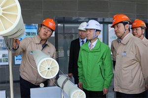Minister Yoon (center) receiving explanation regarding water treatment membrane