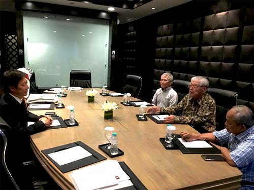 Kuroda (right side, center) exchanging opinions with Mr. Suzuki (left)