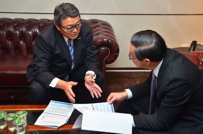 Kawamura (left) talks with Mr. Lim