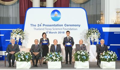 The winners of the Science and Technology Award (back row) with Dr. Yodhathai Thebtaranonth, Chairman of Science and Technology Award Committee (front row far left), TTSF Chairman Dr. Yongyuth Yuthavong (center left), General Surayud (center), Mr. Sadoshima (center right) and Nikkaku (far right)