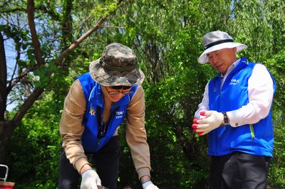 Lee (right) also participated in the activity as a member of the Korea Toray Volunteers