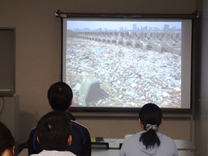 Environmental lecture by the NPO: Stunned at the picture of garbage at Arakawa River’s lower reaches
