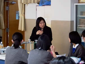 Notre Dame Jogakuin Junior and Senior High School, Kyoto Prefecture (lecturer: Rika Yoshizaki, Senior Staff, Toray Research Center Inc.)