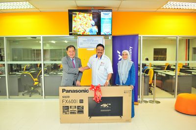Teh (far left) presents 55-inch TV to the USM Engineering Library