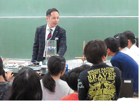 Toshima Municipal Nagasaki Elementary School, Tokyo (lecturer: Hiroshi Hasebe, Advanced Composites Marketing 2nd Dept.)