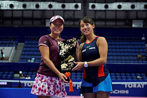 Previous year’s Doubles championsMiyu Kato (right), and Makoto Ninomiya (left)