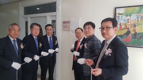 Lee (third from right) participates in the unveiling ceremony of the TAK Professor Emeritus Room