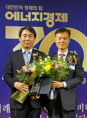 Kim (left) received the prize on behalf of the company