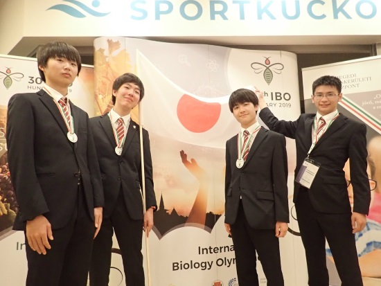 The four high school students representing Japan at the IBO 2019 (Photo courtesy of Japan Biology Olympiad Committee)