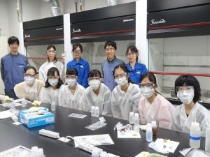 The students with the researchers of Global Environment Research Laboratories