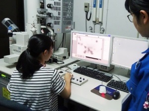 Trying her hand at operating a scanning electron microscope