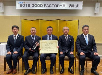 At the award ceremony. From left, Manufacturing Planning & Administration Dept. Senior Staff Masataka Aoyama, Zhang, Qin, Adachi, and Manufacturing Planning & Administration Dept. General Manager Hiroyuki Kurokawa