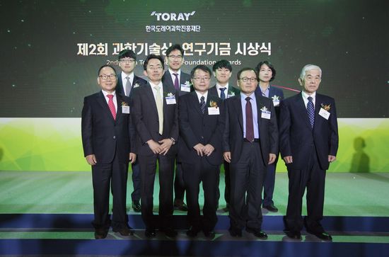 KTSF officials and award winners with Professor Hosono (front row, center)