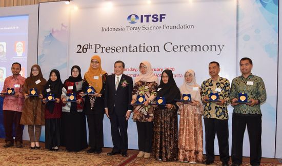 Murayama (center) and the winners of Science Education Award
