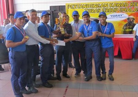 Champion trophy given to PAB Mill 4 from TGM Safety Chairman Omura (second from left)