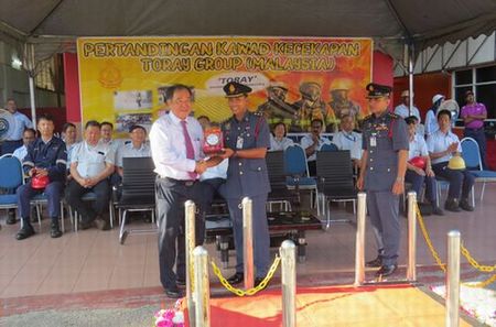 Teh (left) gives a souvenir to Mr. Mohd Shukhri