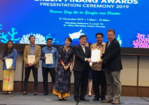 TMS Managing Director Chan (far right) receives certificate from Penang Chief Minister (third from right)