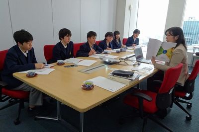 Sakai Junior High School students listening intently to the explanation of products