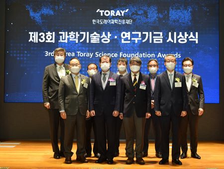The Science and Technology Award winners (the two at the center of the front row) with KTSF President Lee Young-kwan (far left in the front row) and KTSF officials