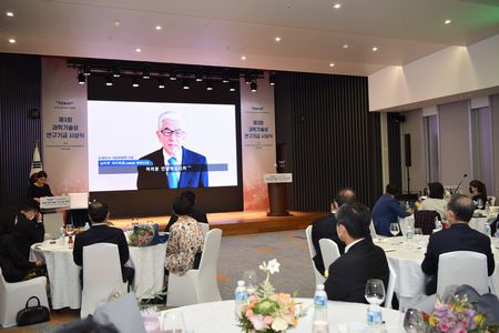 Toray President and KTSF Honorary Chairman Nikkaku (on the screen) delivering his message in video