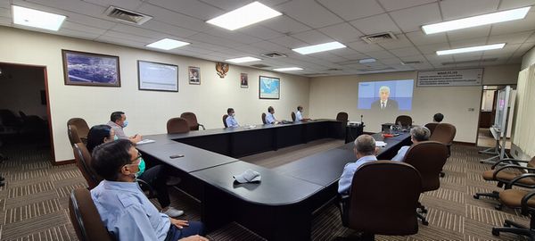 Employees at the general manager level or higher at Toray Group companies in Indonesia, who usually attend the ceremony, attended online this year. The photo shows the attendees ofP.T. Indonesia Toray Synthetics (ITS) viewing the ceremony on screen