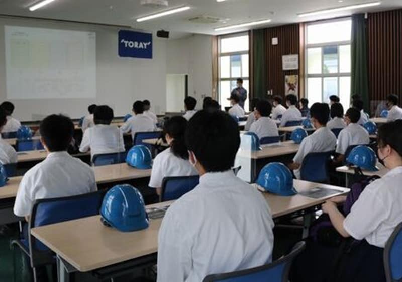 Through a web conferencing system, students from Tokyo Metropolitan Chihaya High School interview Toray personnel about &+TM, a fiber made from recycled plastic PET bottles (Tokyo and Osaka head offices of Toray Industries, Inc.)