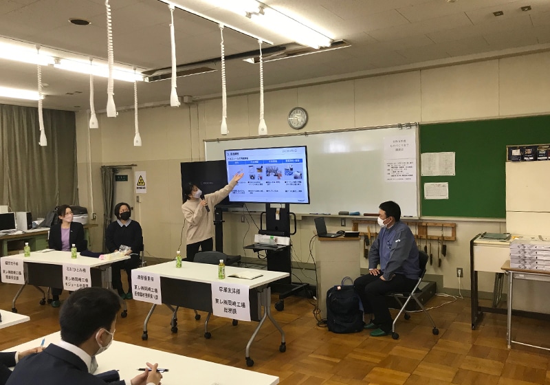 An employee from the Toray Industries Mishima Plant gives a talk to local junior high school students about working as a researcher