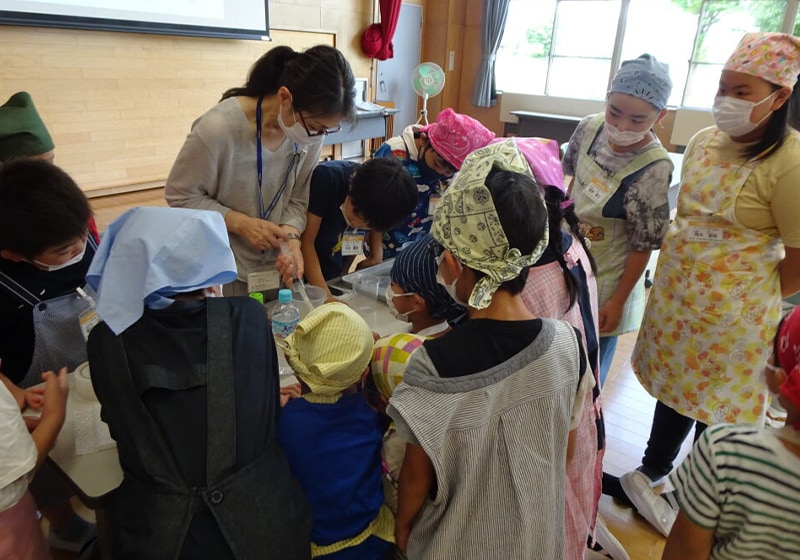 Elementary school students learn about familiar film technology such as candy and snack packaging (Toray Advanced Film Co., Ltd.)