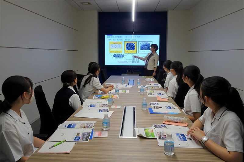 An educational event for elementary school students organized by Wanpaku Daigaku at a local community center. Toray employees helped students conduct filtration experiments using hollow fiber membranes in order to learn how to purify water. (Toray Industries, Inc. Nasu Plant)