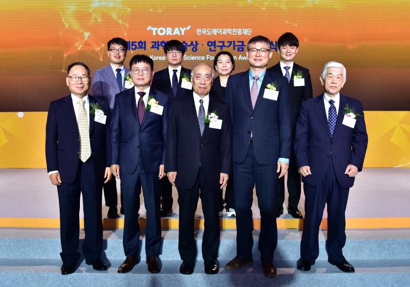 TKSF Chairman Lee Young-kwan and KTSF members together with the science and technology prize winners
