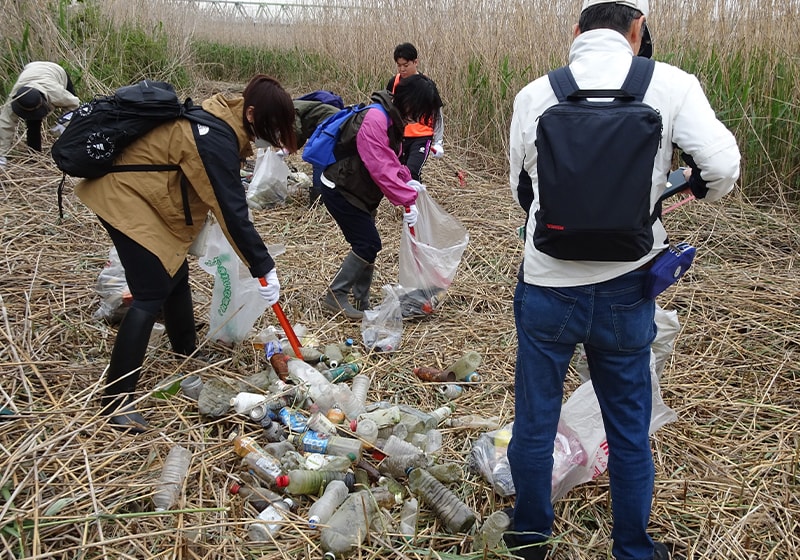 Employees cleaned up litter around the factory as part of their efforts to contribute to the local community and beautify the neighborhood. By having employees participate in the cleanup, the plant aims to raise awareness and will continue this as an initiative related to environmental preservation. (Toray Industries, Inc. Ishikawa Plant)