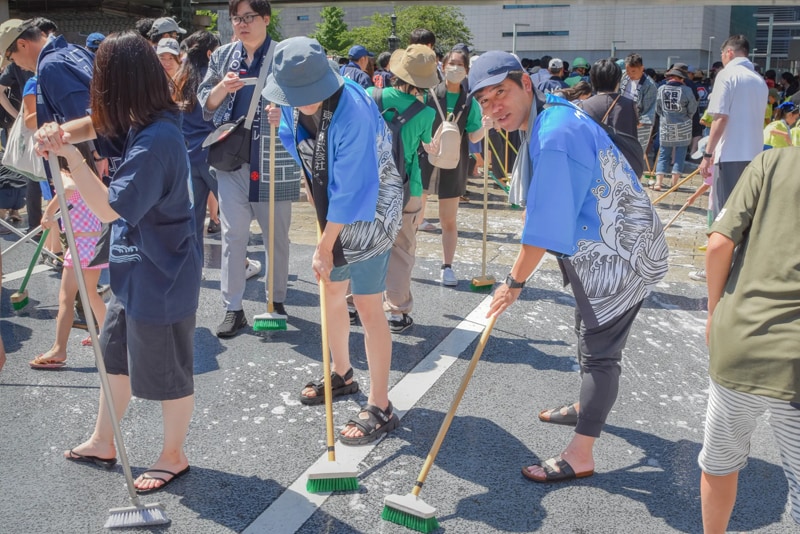 Illustration from the official souvenir program depicts the Tokyo Marathon's &+™ recycling initiative.