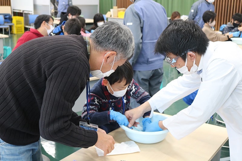 Interactive science experiment class (making stamps) Toray Okazaki Plant 21 people from six families