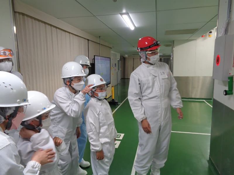 Touring a film manufacturing site Toray Gifu Plant 10 people from three families