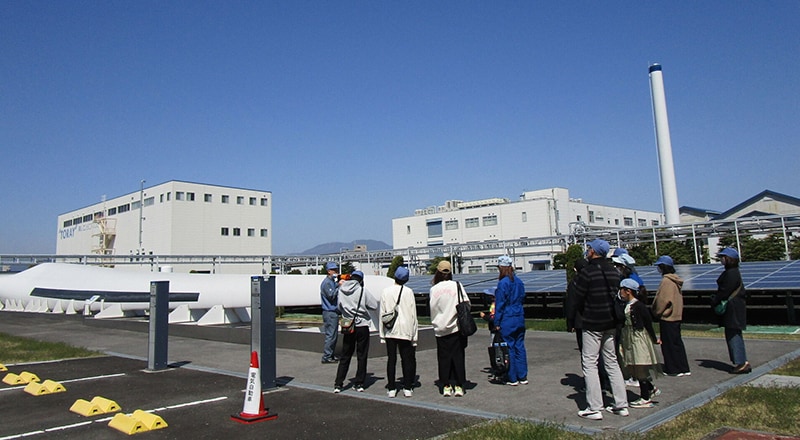 Viewing wind turbine blades Toray Seta Plant 23 people from seven families