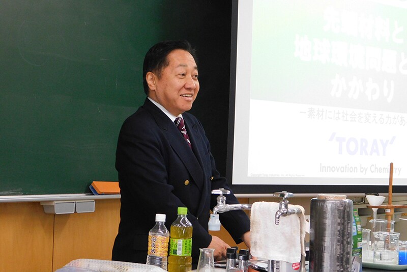 Toray employees delivering science lessons