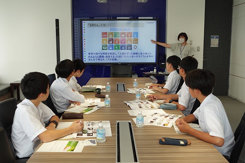Toray Industries welcomed junior and senior high school students from across Japan for a talk on career opportunities and the Toray Group's SDG initiatives. (Toray Industries, Inc. CSR Operations Dept.)