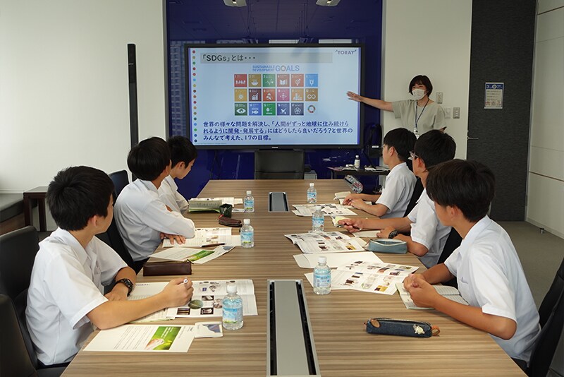 Local elementary school tour the Shiga Plant. The students asked many questions, such as, “What kind of things do you make at the plant?” and “What is your company concerned about when it comes to the environment?” (Toray Industries, Inc. Shiga Plant)