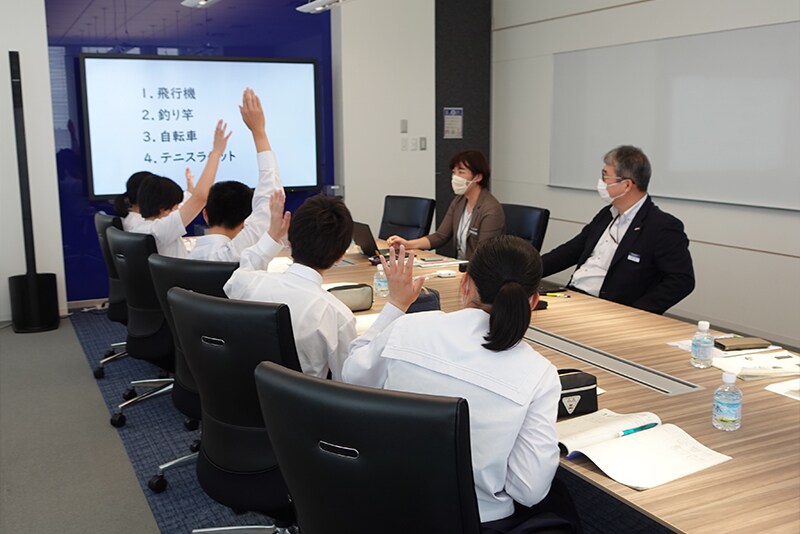 Plant tour for students from a nearby high school. After the tour, the students interacted with senior employees. (Toray Industries, Inc. Okazaki Plant)