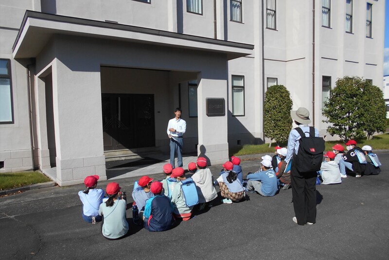 Elementary school students visited Toray for a factory tour. The children were very interested to see inside the factory, which was a completely new experience for them. (Toray Industries, Inc. Shiga Plant, Seta Plant and Chiba Plant)