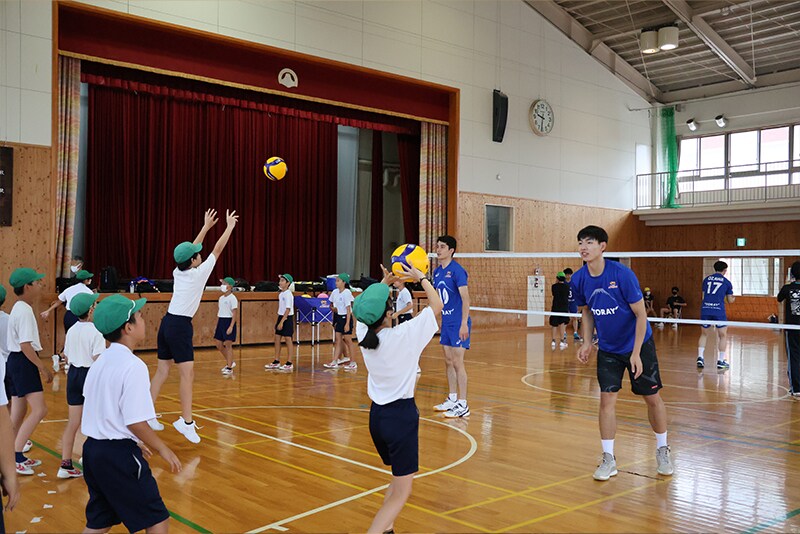 Toray Arrows team members visited an elementary school in Mishima City to teach the fundamentals of volleyball during a physical education class. They also conveyed the importance and enjoyment of connecting with each other through the game and teamwork. (Toray Arrows Volleyball Club Shizuoka)