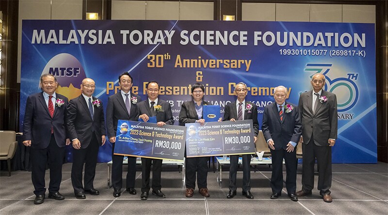 Commemorative photo with award winners
