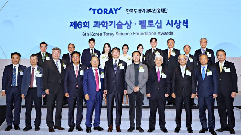 Commemorative photo with award winners