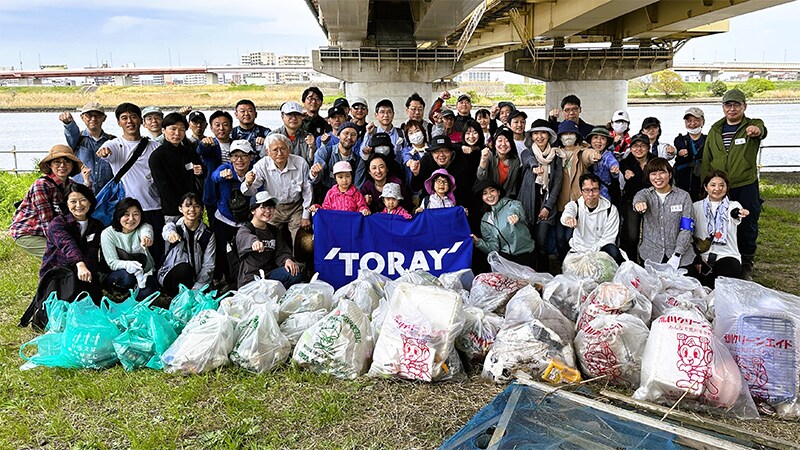 On the anniversary of the death of Imai Kanehira (a famous Japanese military commander who died in 1184), employees cleaned up around the historic Yoroikake-no-Matsu pine tree (on the plant grounds) and at the commander’s grave (offsite). (Toray Industries, Inc. Shiga Plant)