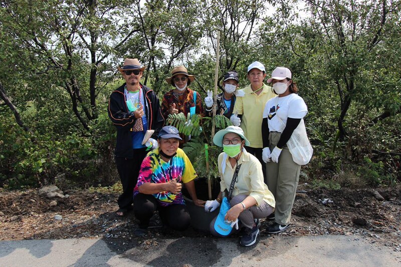 To mark Labor Day 2023, employees carried out tree planting and clean-up along the seaside promenade at nearby Bang Pu Recreation Center. They also installed sprinklers for automatic watering of the plants. [Toray Textile (Thailand) Public Company Limited]