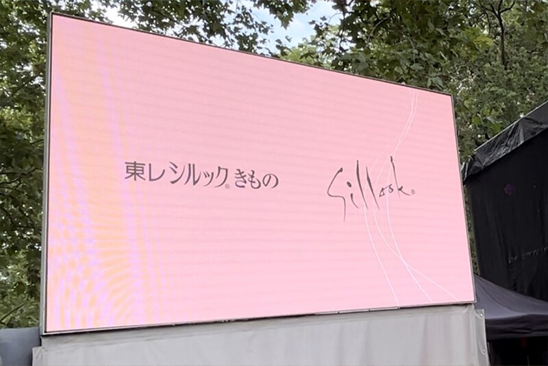 As a sponsor of the local Main Festival aimed at fostering and deepening German-Japanese cultural exchange, Toray presented Japanese culture using kimonos made from Sillook™ silk-texture polyester fiber. At the event, Japanese dancers and models performed wearing these kimono, an iconic symbol of Japanese culture, made of Sillook™. [Toray International Europe GmbH (Germany)]
